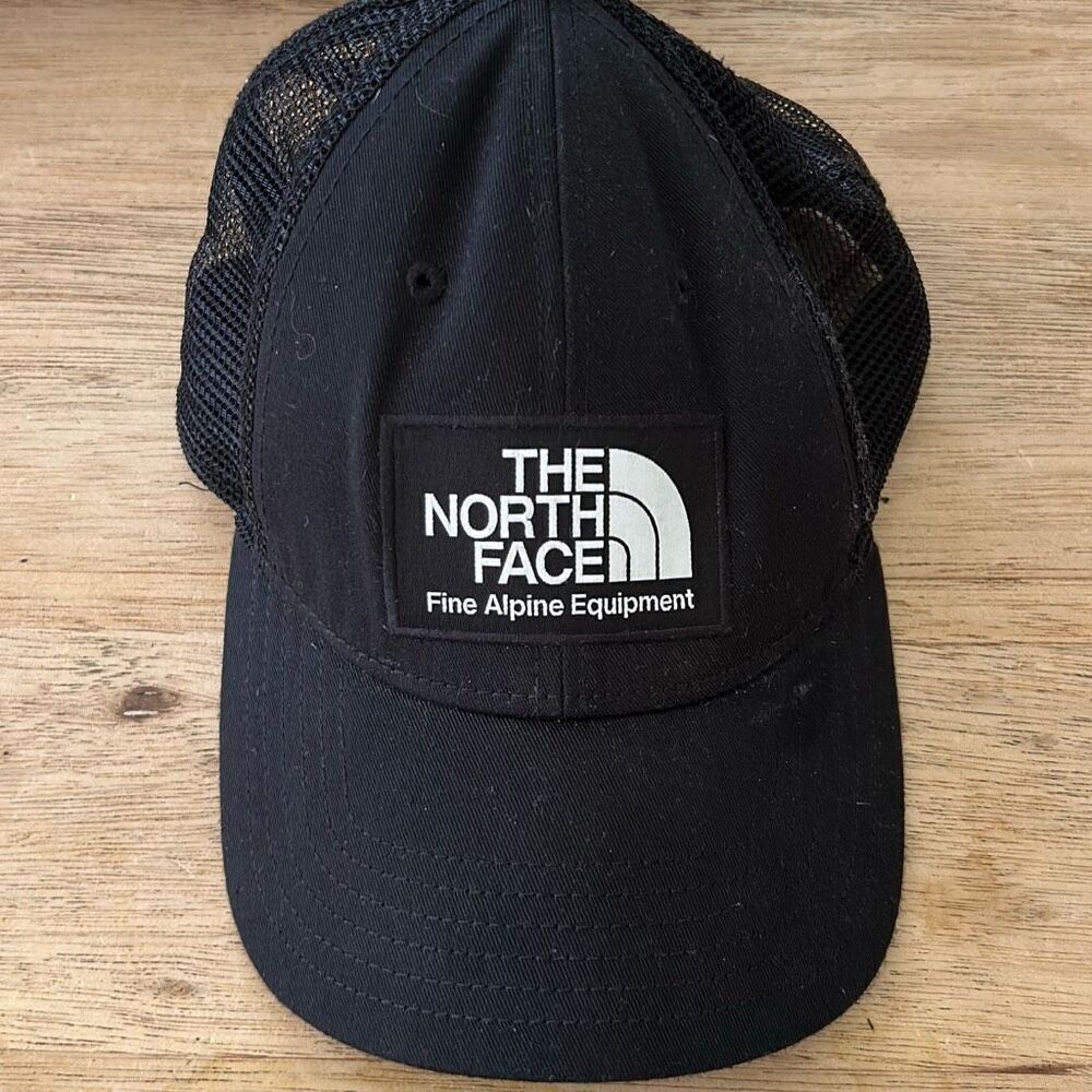 The north face, black and white snap back cap mesh